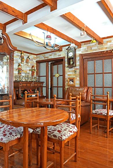 Sala de desayuno con mesas de madera y decoración acogedora