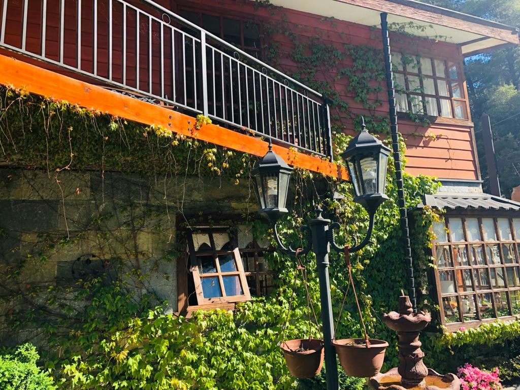 Pasillo y escalera del segundo piso decorados con artesanías
