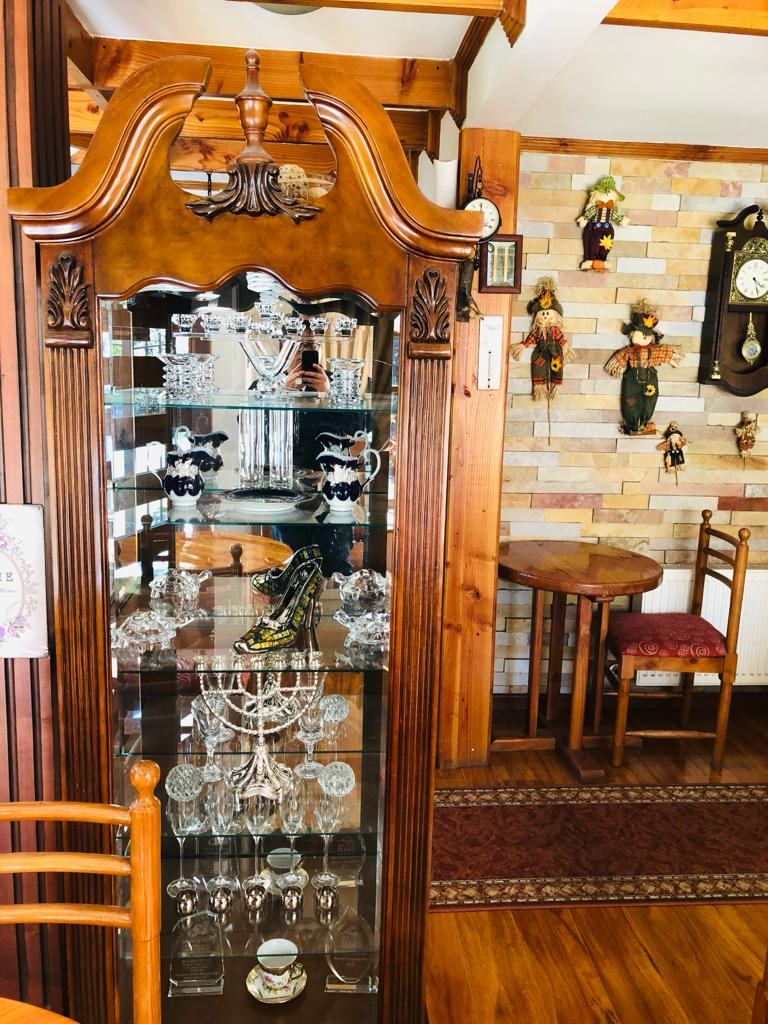 Vitrina de cristalería y comedor con decoración de campo