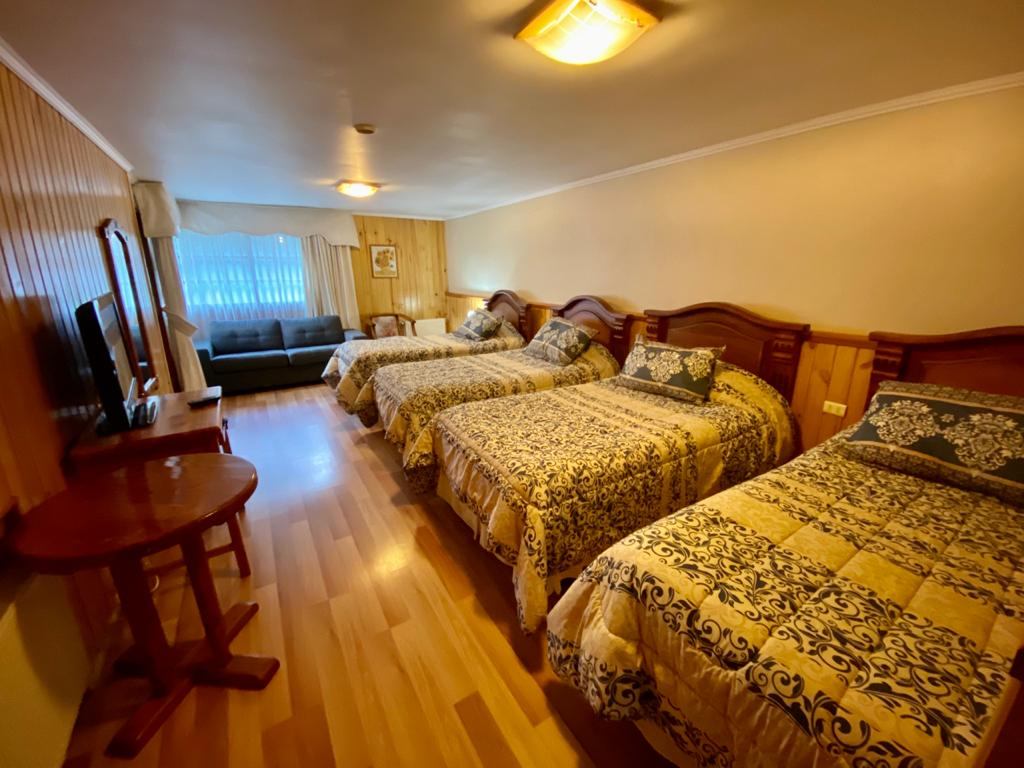 Habitación cuádruple con cuatro camas