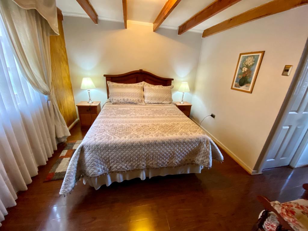 Habitación single con cama de una plaza y vigas de madera a la vista